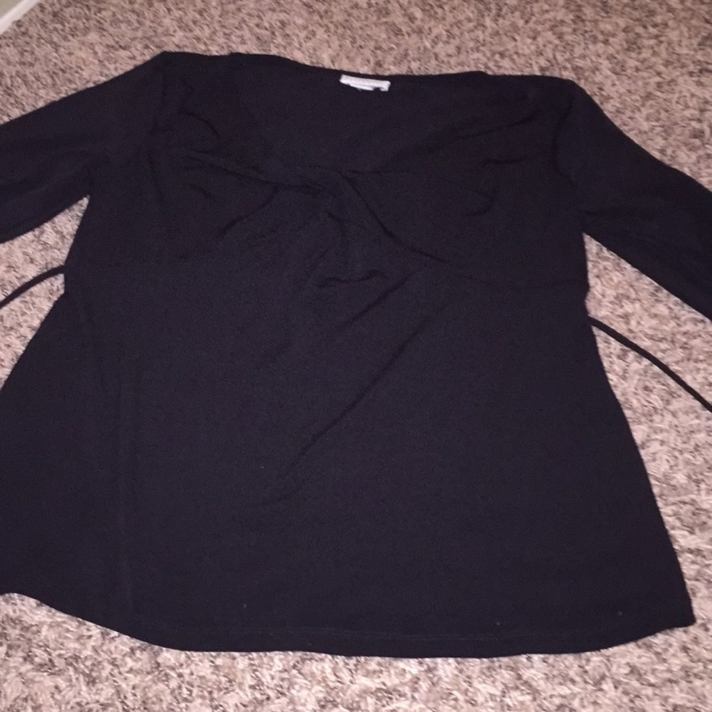 Motherhood top size medium ties in back.
